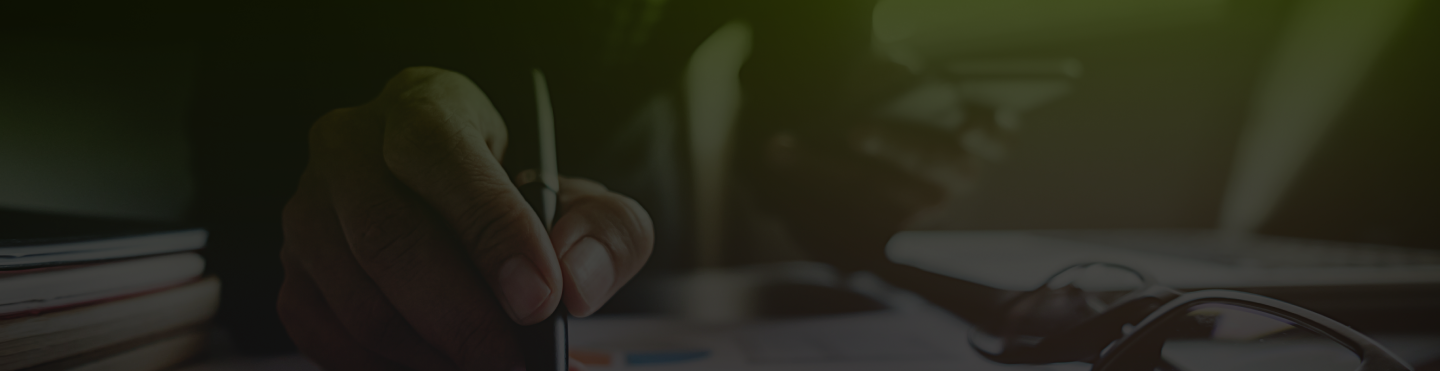 dłoń robiąca notatki piórem